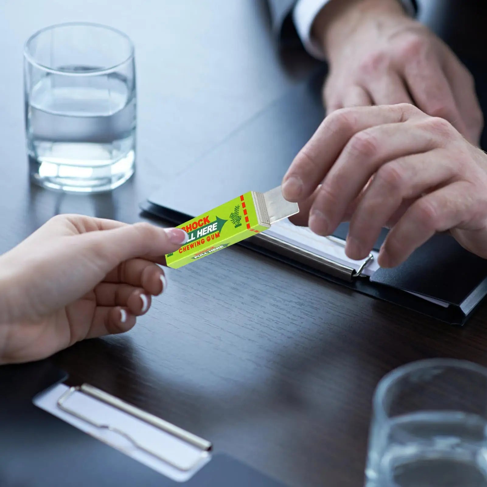 1PCS NEW Electric Shock Chewing Gum And Magic Just kidding little toy Prank Toy For Teasing friends Easy April Fool's Day